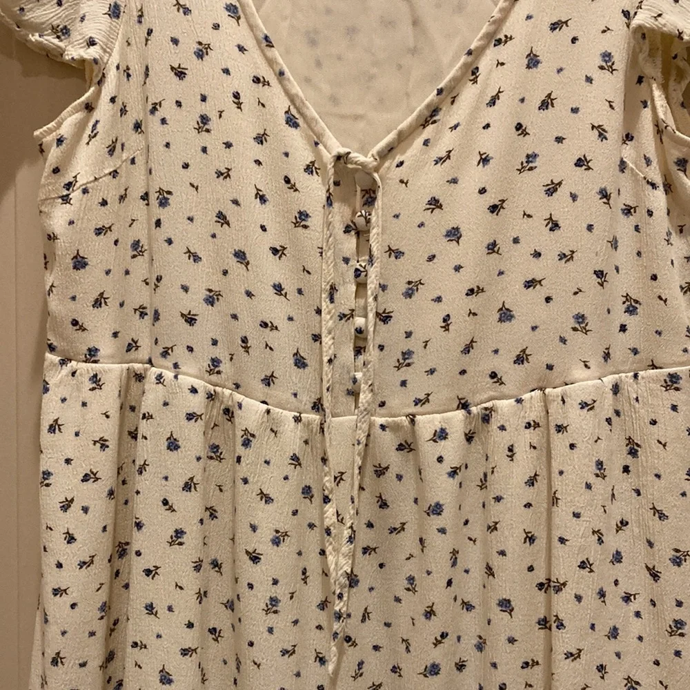 American Eagle V-Neck Flutter Sleeves Flowy Cream Color with Flowers Size M - Picture 7 of 9